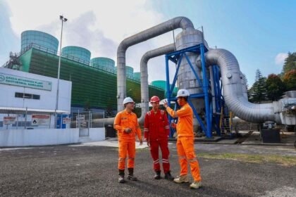 PLTP Kamojang, Kabupaten Bandung, Jawa Barat. Pembangkit energi panas bumi PLN pertama di Asia Tenggaraini, merupakan senjata utama menuju target Net Zero 2034. Dengan cadangan 40% dari total dunia dan keunggulan sebagai base load stabil, geotermal dinilai lebih andal dan aman dibanding energi surya, angin, bahkan nuklir. Foto: dok./PLN