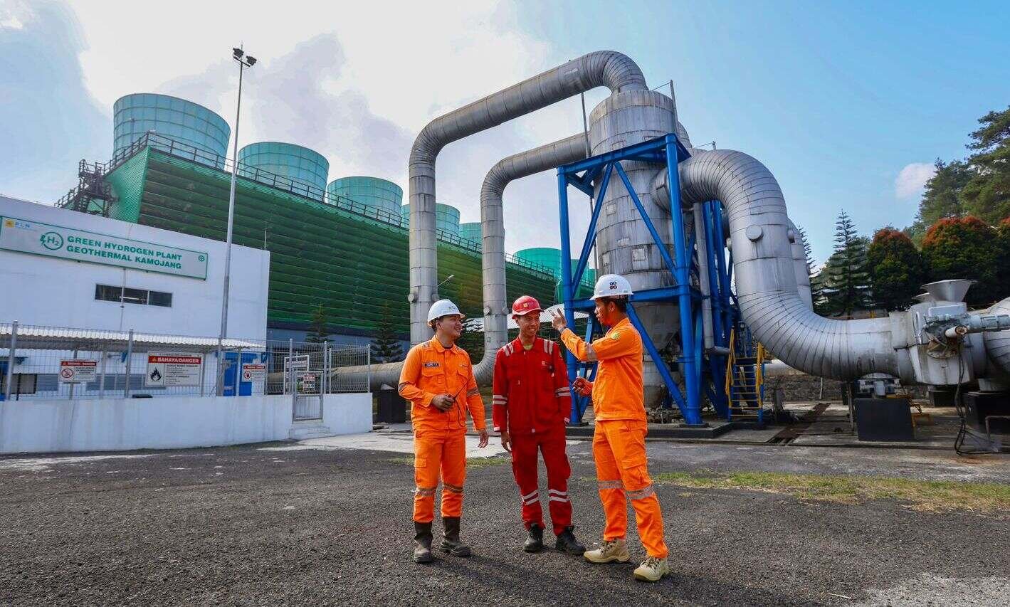 PLTP Kamojang, Kabupaten Bandung, Jawa Barat. Pembangkit energi panas bumi PLN pertama di Asia Tenggaraini, merupakan senjata utama menuju target Net Zero 2034. Dengan cadangan 40% dari total dunia dan keunggulan sebagai base load stabil, geotermal dinilai lebih andal dan aman dibanding energi surya, angin, bahkan nuklir. Foto: dok./PLN