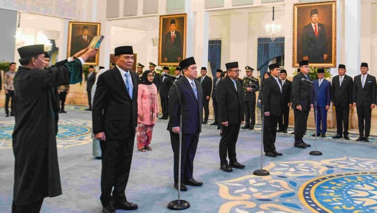 Para Menteri, Wakil Menteri dan sejumlah Kepala Lembaga Pemerintah yang baru saja dilantik Presiden Prabowo Subianto di Istana Negara, Rabu (17/9/2025). Foto: dok/biropers)