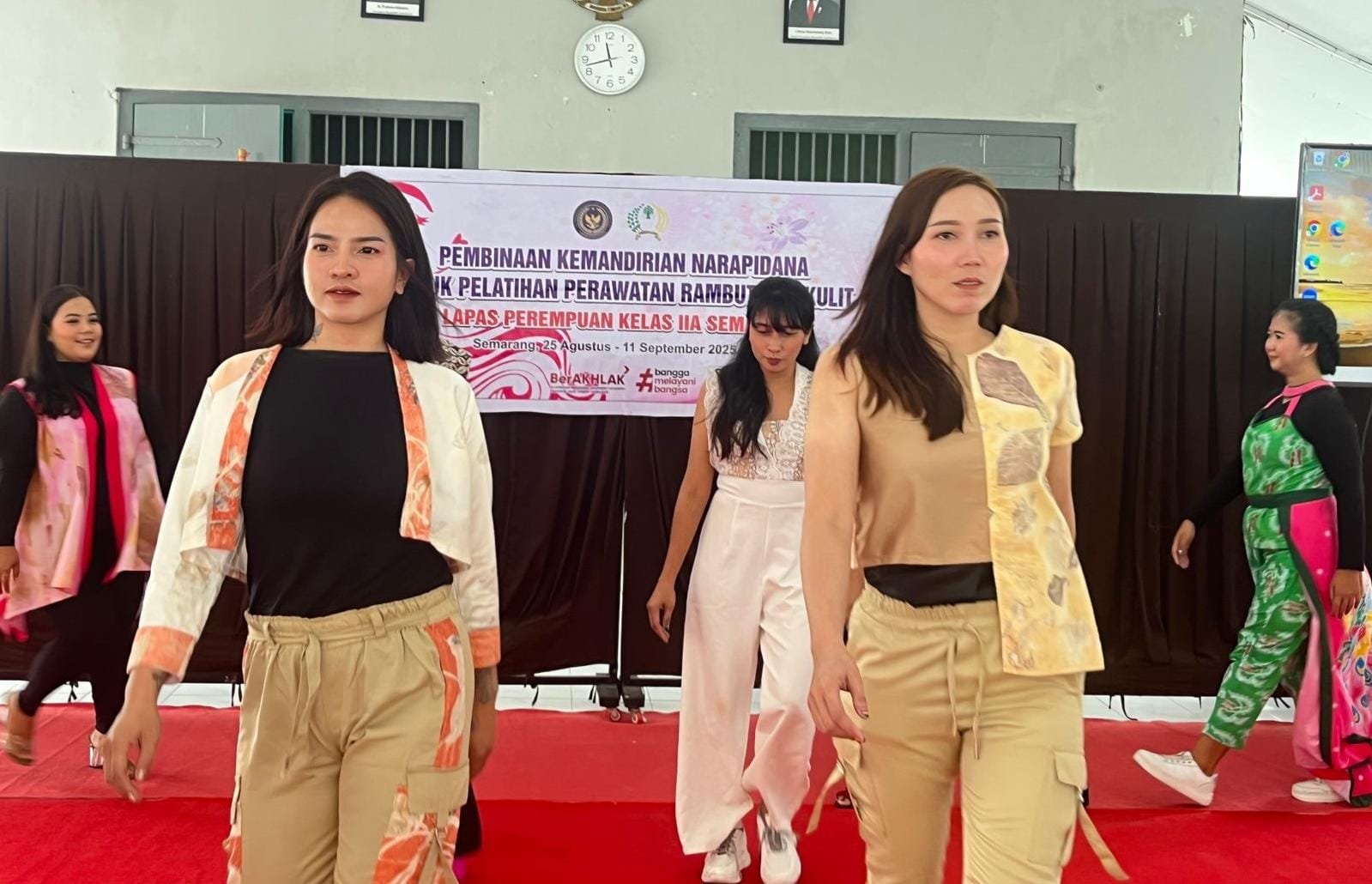 Para narapidana tampil pede dalam fashion show di aula Lapas Perempuan Semarang, Kamis (11/9/2025).