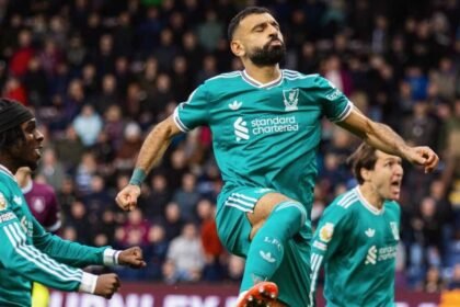 Penyerang Liverpool Mohamed Salah merayakan golnya ke gawang Burnley. Gol yang mengantarkan The Reds memuncaki Klasemen Liga Inggris muism 2025-2026 di pekan ke-4.