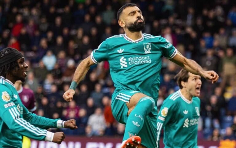 Penyerang Liverpool Mohamed Salah merayakan golnya ke gawang Burnley. Gol yang mengantarkan The Reds memuncaki Klasemen Liga Inggris muism 2025-2026 di pekan ke-4.