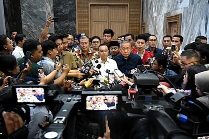 Pimpinan DPR RI diwakili oleh Wakil Ketua DPR Sufmi Dasco Ahmad, Cucun Ahmad Syamsurijal dan Saan Mustofa, Rabu (3/9/2025) menggelar jumpa pers usai ketemu dengan 16 eprwakilan organisasi mahasiswa. Foto: dok/ist