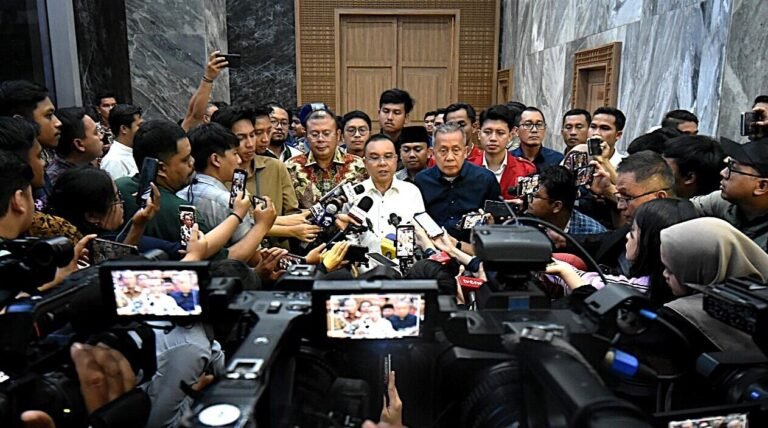 Pimpinan DPR RI diwakili oleh Wakil Ketua DPR Sufmi Dasco Ahmad, Cucun Ahmad Syamsurijal dan Saan Mustofa, Rabu (3/9/2025) menggelar jumpa pers usai ketemu dengan 16 eprwakilan organisasi mahasiswa. Foto: dok/ist