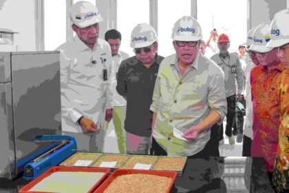 Pimpinan Panja Penyerapan Gabah dan Jagung Komisi IV DPR RI Alex Indra Lukman bersama tim saat meninjau sentra penggilingan padi di Subang Jabar, Senin (8/9/2025).. Foto: dok/is