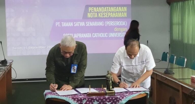 SCU dan Semarang Zoo bekerja sama dalam konservasi satwa, Selasa (16/9/2025) , membuka ruang belajar praktis bagi mahasiswa. Kolaborasi ini mendukung pelestarian lingkungan dan kesejahteraan satwa, dengan menekankan pentingnya standar perawatan serta tanggung jawab menjaga kemurnian dan keberlanjutan spesies. Foto: dok/ist