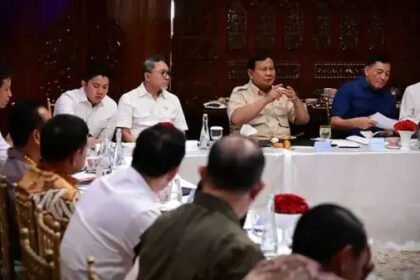 Presiden Prabowo Subianto menggelar rapat terbatas dengan para kementerian teknis dalam rangka evaluasi pelaksanaan MBG, Minggu (28/9/2025) malam. Foto: dok/BiroPersKepresidenan
