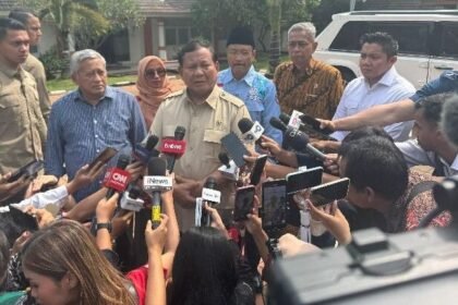 Presiden Prabowo Subianto diwawancara wartawan saat menghadiri acara di SRMA 10 Margaguna, Jakarta Selatan, Kamis (11/9/2025).
