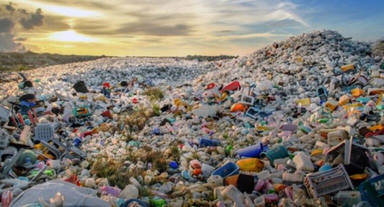 Sampah plastik yang mencemari perairan di Indonesia. Indonesia ngehasilin 60 juta ton sampah per tahun, dan 17%-nya adalah plastik. Dari jumlah itu, hampir 10 juta ton plastik udah nyasar ke laut. Foto: dok/DLH Buleleng Bali.