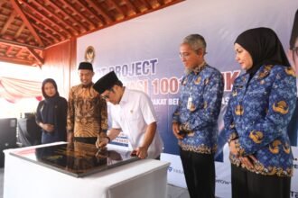 Sekda Jateng Sumarno didampingi Bupati Kendal dan Ketua DPRD Kendal menyaksikan Menko Muhaimin Iskandar menandatangani prasasti Kawasan Produksi Widuri Pegandon Kendal Rabu (17/9/2025). Foto: dok