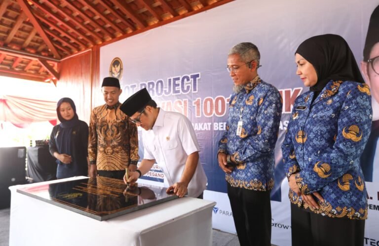 Sekda Jateng Sumarno didampingi Bupati Kendal dan Ketua DPRD Kendal menyaksikan Menko Muhaimin Iskandar menandatangani prasasti Kawasan Produksi Widuri Pegandon Kendal Rabu (17/9/2025). Foto: dok