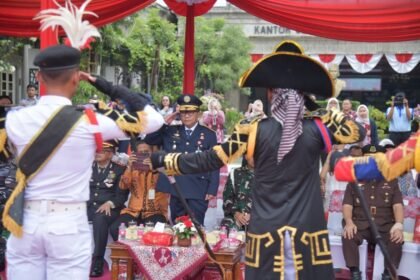 Wakil Walikota Semarang Iswar Aminudin saat menjadi inspektur upacara Hari Perhubungan Nasional di halaman Balaikota Semarang, Kamis (19/9/2025). Foto: dok.