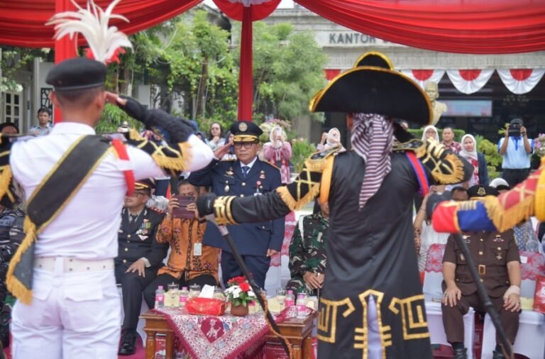 Wakil Walikota Semarang Iswar Aminudin saat menjadi inspektur upacara Hari Perhubungan Nasional di halaman Balaikota Semarang, Kamis (19/9/2025). Foto: dok.