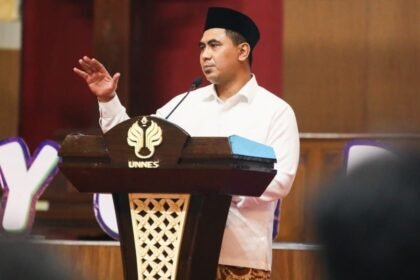 Wagub Jateng, Taj Yasin, ajak mahasiswa UNNES tingkatkan toleransi antarumat beragama dalam acara Beyond Religion 2025. Ia menilai kampus sebagai tempat ideal menanamkan nilai keberagaman. Indeks kerukunan Jateng pun naik, jadi inspirasi daerah lain di Indonesia. Foto: dok/humas.