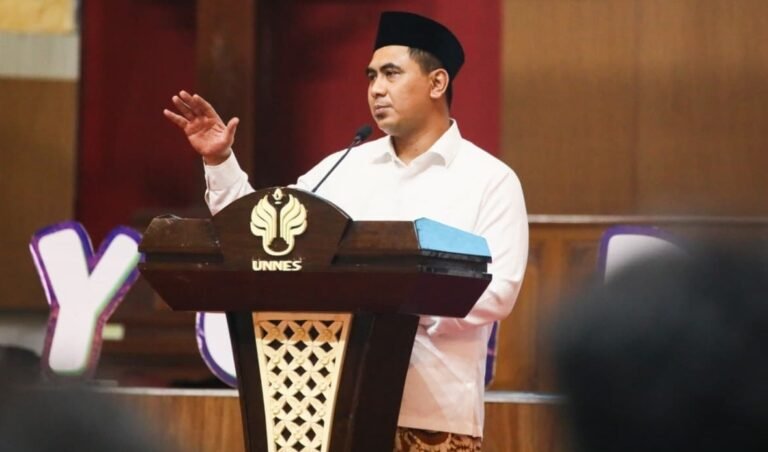 Wagub Jateng, Taj Yasin, ajak mahasiswa UNNES tingkatkan toleransi antarumat beragama dalam acara Beyond Religion 2025. Ia menilai kampus sebagai tempat ideal menanamkan nilai keberagaman. Indeks kerukunan Jateng pun naik, jadi inspirasi daerah lain di Indonesia. Foto: dok/humas.