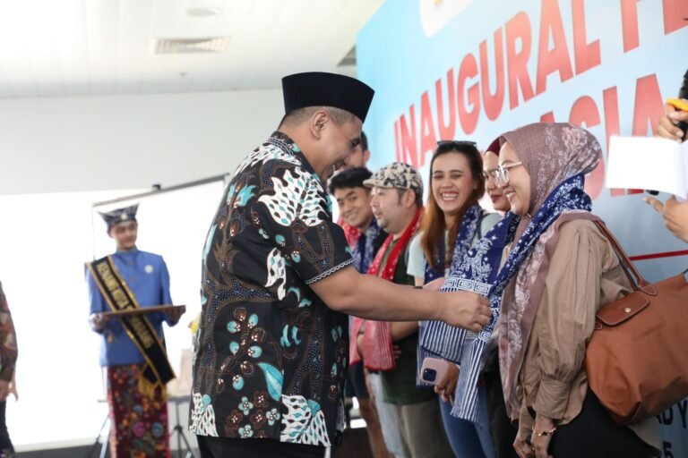 Wakil Gubernur Taj Yasin saat menyambut kedatangan penumpang dari Kuala Lumpur Malaysia di Bandara Internasional Ahmad Yani Semarang, Jumat (5/9/2025). Foto: dok/humas