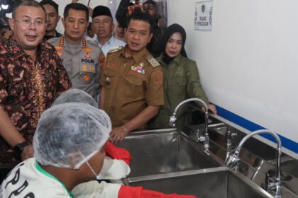 Wakil Ketua DPR RI Cucun Ahmad Syamsurijal saat meninjau dapur MBG di Kabupaten Bandung Jawa Barat. Foto: dok.
