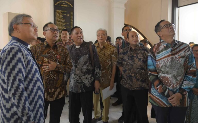 Wakil Walikota Semarang Iswar Aminudin saat peresmian Gereja Blenduk sebagai ikon wisata heritage atau Kota Lama Semarang, Minggu (7/9/2025). Foto: dok/humas