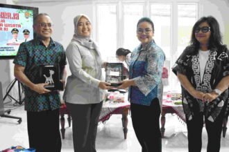 Walikota Semarang Agustina Wilujeng bertukar plakat dengan Komisi VII DPR RI usai gelaran kunjungan kerja spesifik Komisi VII DPR di Sentra Batik Semarang, Jumat (27/9/2025). DPR menyoroti pentingnya standarisasi desa wisata se-Iindonesia agar lebih memiliki manfaat bagi warga. Foto: dok.