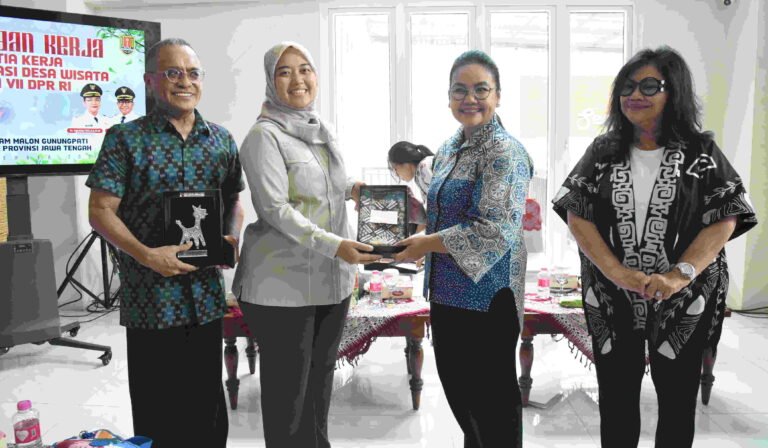 Walikota Semarang Agustina Wilujeng bertukar plakat dengan Komisi VII DPR RI usai gelaran kunjungan kerja spesifik Komisi VII DPR di Sentra Batik Semarang, Jumat (27/9/2025). DPR menyoroti pentingnya standarisasi desa wisata se-Iindonesia agar lebih memiliki manfaat bagi warga. Foto: dok.