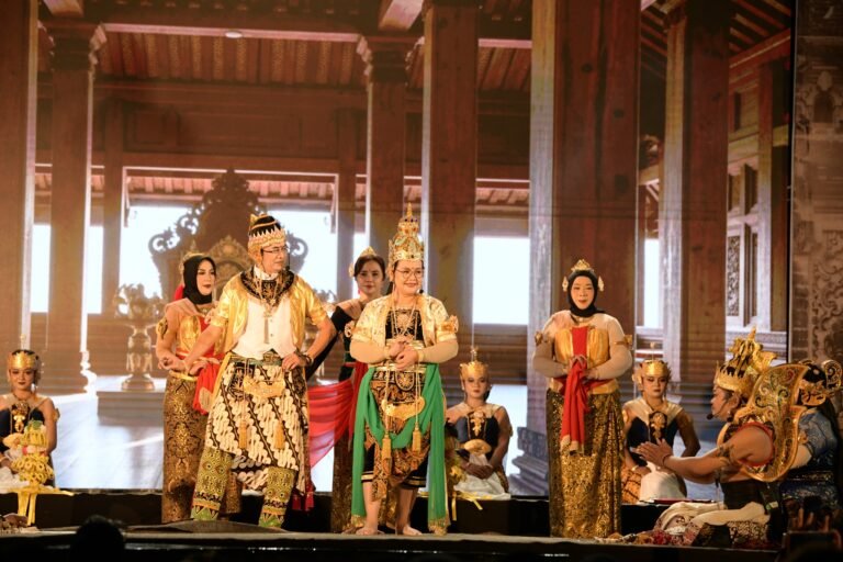 Saat Walikota Se,arang Agustina Wilujeng memerankan tokoh Sang Hyang Wenang dalam lakon Sang Panilih dalam gelaran Wayang On The Street di Kota Lama Semarang bersama Wayang Orang Ngesti Pandowo. Foto: dok/humas