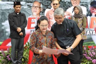 Walikota Semarang Agustina Wilujeng melihat peta nama jalan YB Mangunwijaya yang baru saja diresmikan. Foto: dok/bae.
