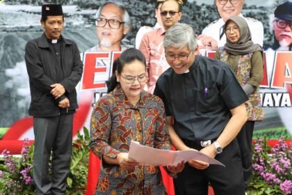 Walikota Semarang Agustina Wilujeng melihat peta nama jalan YB Mangunwijaya yang baru saja diresmikan. Foto: dok/bae.