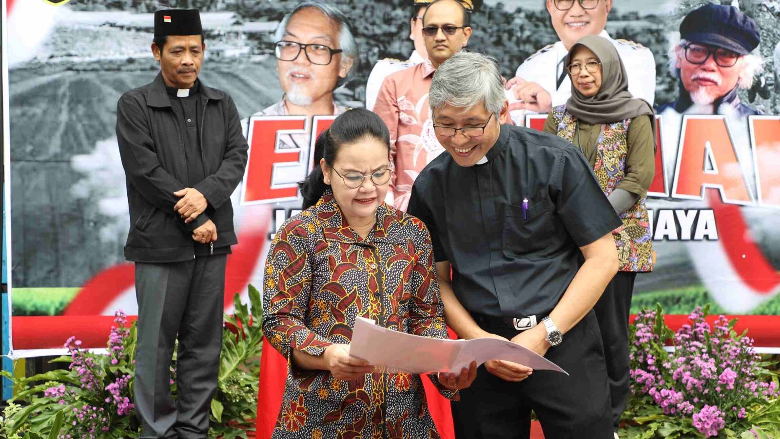 Walikota Semarang Agustina Wilujeng melihat peta nama jalan YB Mangunwijaya yang baru saja diresmikan. Foto: dok/bae.
