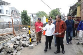 Walikota Semarang Agustina Wilujeng saat meninjau proyek pembangunan rumah pompa di Petudungan Semarang. Foto: dok/pemkot