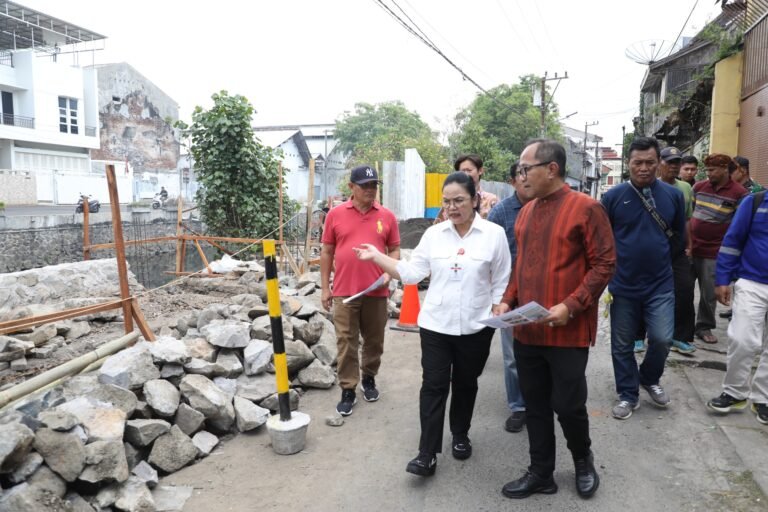 Walikota Semarang Agustina Wilujeng saat meninjau proyek pembangunan rumah pompa di Petudungan Semarang. Foto: dok/pemkot