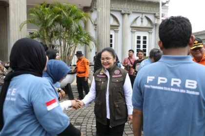 Walikota Semarang Agustina Wilujeng menyalami pengurus FPRB Semarang periode 2025-2030 usai pelantikan pengurus di halaman Balaikota Semarang, Kamis (11/9/2025). Foto: dok/humas