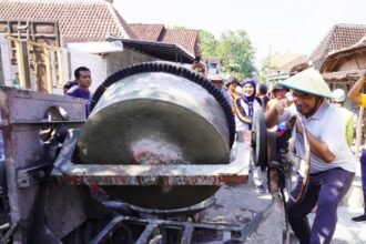 Warga Sragen bergotong royong bangun rumah sasaran program RTLH. Foto: dok.