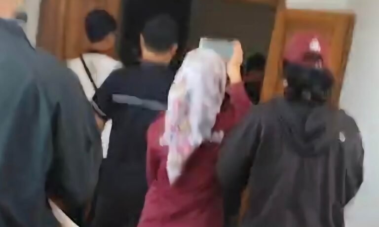 Wartawan di Pati berupaya melakukan wawancara dengan pihak yang dipanggil dalam Rapat Pansus Pemakzulan Bupati Pati Sudewo. Namun diperlakukan kasar oleh pengawal saksi yang tak lain Dewan Pengawas RSUD Suwondo.Foto: istimewa