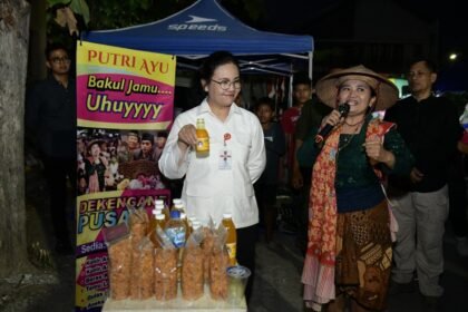 Wali Kota Semarang, Agustina Wilujeng, meninjau stand di Pasar Tiban UMKM Lamper Lor.