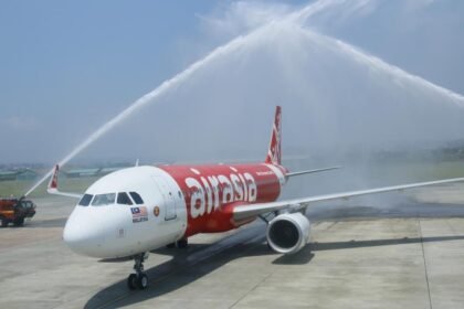 Pesawat AirAsia AK452 rute Singapura-Semarang disambut water salute saat perdana mendarat di Bandara Ahmad Yani, Jumat (5/9/2025). (Humas Bandara A Yani)