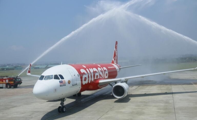 Pesawat AirAsia AK452 rute Singapura-Semarang disambut water salute saat perdana mendarat di Bandara Ahmad Yani, Jumat (5/9/2025). (Humas Bandara A Yani)