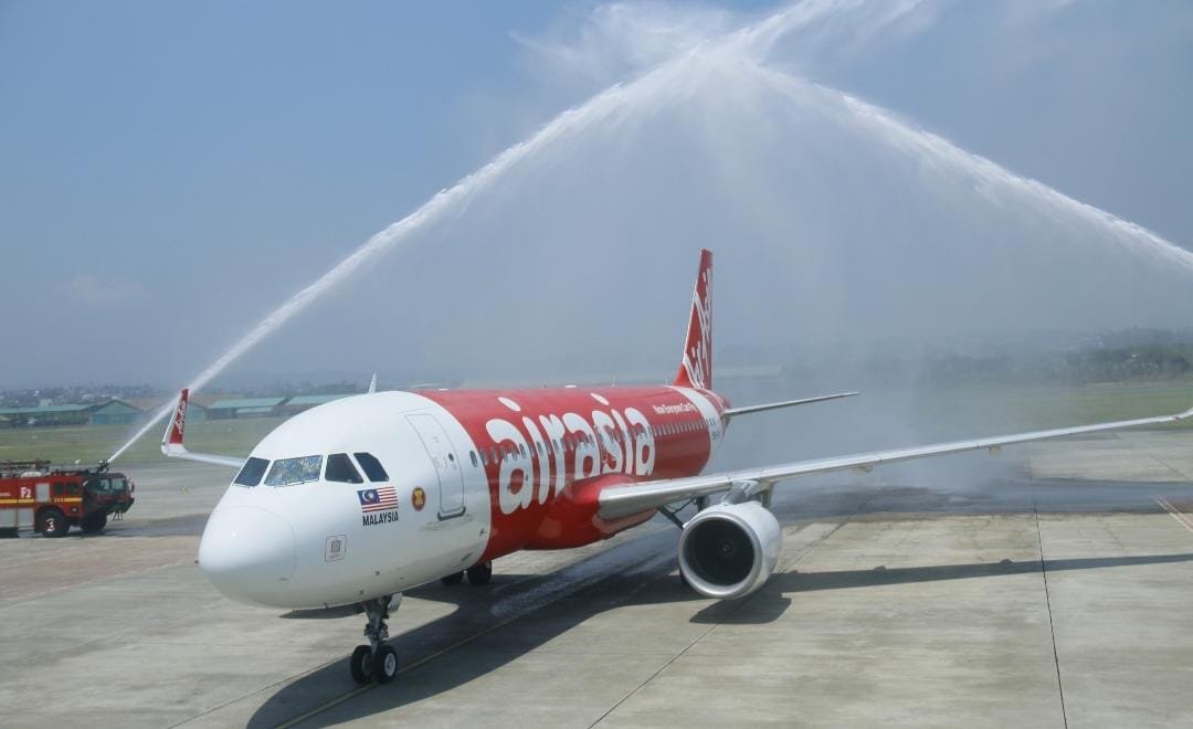 Pesawat AirAsia AK452 rute Singapura-Semarang disambut water salute saat perdana mendarat di Bandara Ahmad Yani, Jumat (5/9/2025). (Humas Bandara A Yani)