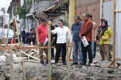 Wali Kota Semarang, Agustina Wilujeng, meninjau langsung proses pembangunan rumah pompa baru di Petudungan, pada Sabtu (30/8/2025).