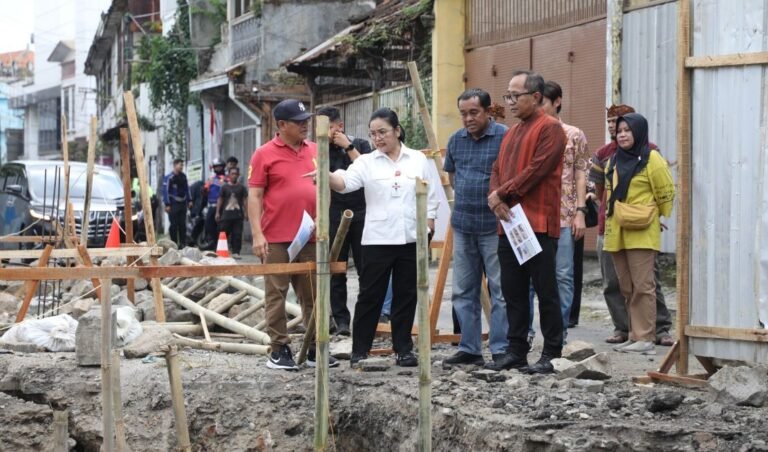 Wali Kota Semarang, Agustina Wilujeng, meninjau langsung proses pembangunan rumah pompa baru di Petudungan, pada Sabtu (30/8/2025).