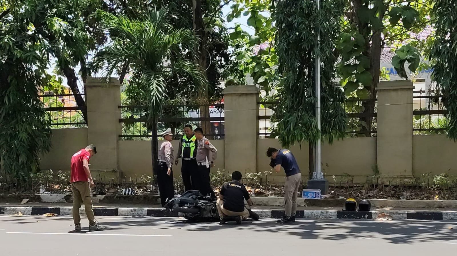 Polisi nggelar olah TKP kecelakaan yang menewaskan Iko mahasiswa Unnes, Sabtu (6/9/2025). (Istimewa)