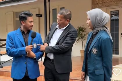Rektor Undip (tengah) bersama konten kreator menunjukkan perbedaan warna almet lama (kanan) dan almet batu (kiri). (instagram @thesadewa)