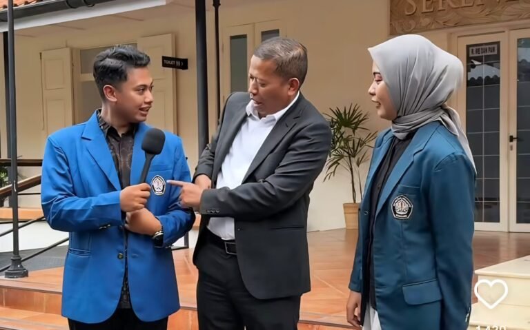 Rektor Undip (tengah) bersama konten kreator menunjukkan perbedaan warna almet lama (kanan) dan almet batu (kiri). (instagram @thesadewa)