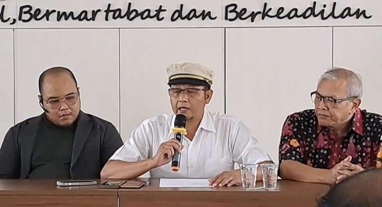 Ketua IDI Jateng, Dr. Telogo Wismo Agung Durmanto (tengah) saat berada di kantornya bersama pengurus IDI. (bae)