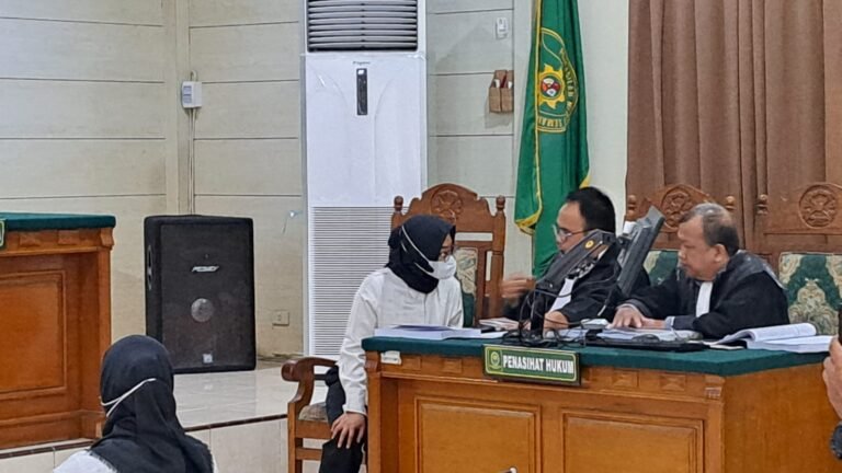 Zara konsultasi sama penasihat hukumnya menyikapi tuntutan jaksa di PN Semarang, Rabu (10/9/2025). (bae)