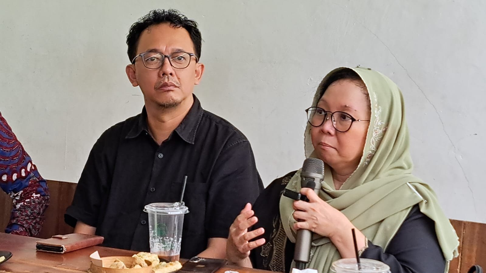 Alissa Wahid (kanan) dan eks-Komisioner Komnas HAM Beka Ulung Hapsara, berdialog tentang Prahara Agustus yang menimbulkan korban di berbagai daerah. (bae)