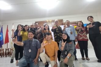 Pihak Unkatur dan Semarang Zoo foto bareng usai meneken perjanjian kerja sama. (humas semarang zoo)