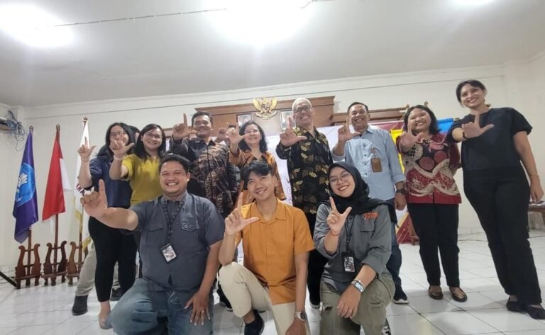 Pihak Unkatur dan Semarang Zoo foto bareng usai meneken perjanjian kerja sama. (humas semarang zoo)