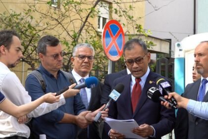 Duta Besar Indonesia untuk Rumania merangkap Moldova Meidyatama Suryodiningrat memberikan keterangan pers usai melakukan aksi solidaritas untuk Palestina bersama Dubes negara anggota OKI di Bucharest, di Kedutaan Besar Palestina di Bucharest, Rumania, Kamis (11/9). (KBRI Bucharest)