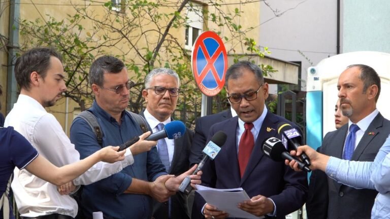 Duta Besar Indonesia untuk Rumania merangkap Moldova Meidyatama Suryodiningrat memberikan keterangan pers usai melakukan aksi solidaritas untuk Palestina bersama Dubes negara anggota OKI di Bucharest, di Kedutaan Besar Palestina di Bucharest, Rumania, Kamis (11/9). (KBRI Bucharest)