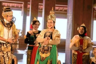 Wali Kota Semarang Agustina Wilujeng turut tampil dalam 'Wayang on the Street' di Kota Lama Semarang.